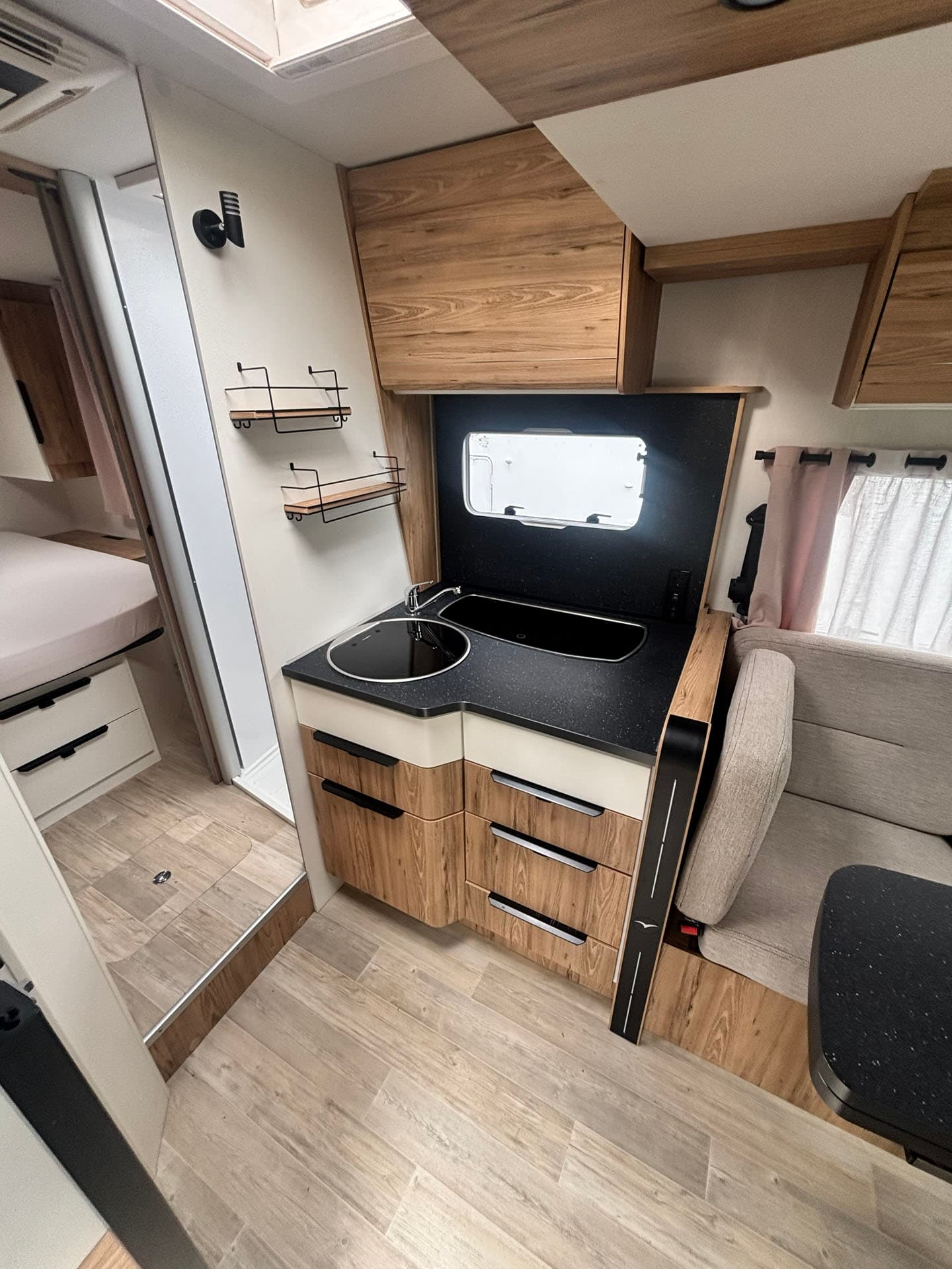 Kamper Pilote P746 Essentiel - at Złotokłos · powiat piaseczyński from €136 / day (590 zł) - Picture 2