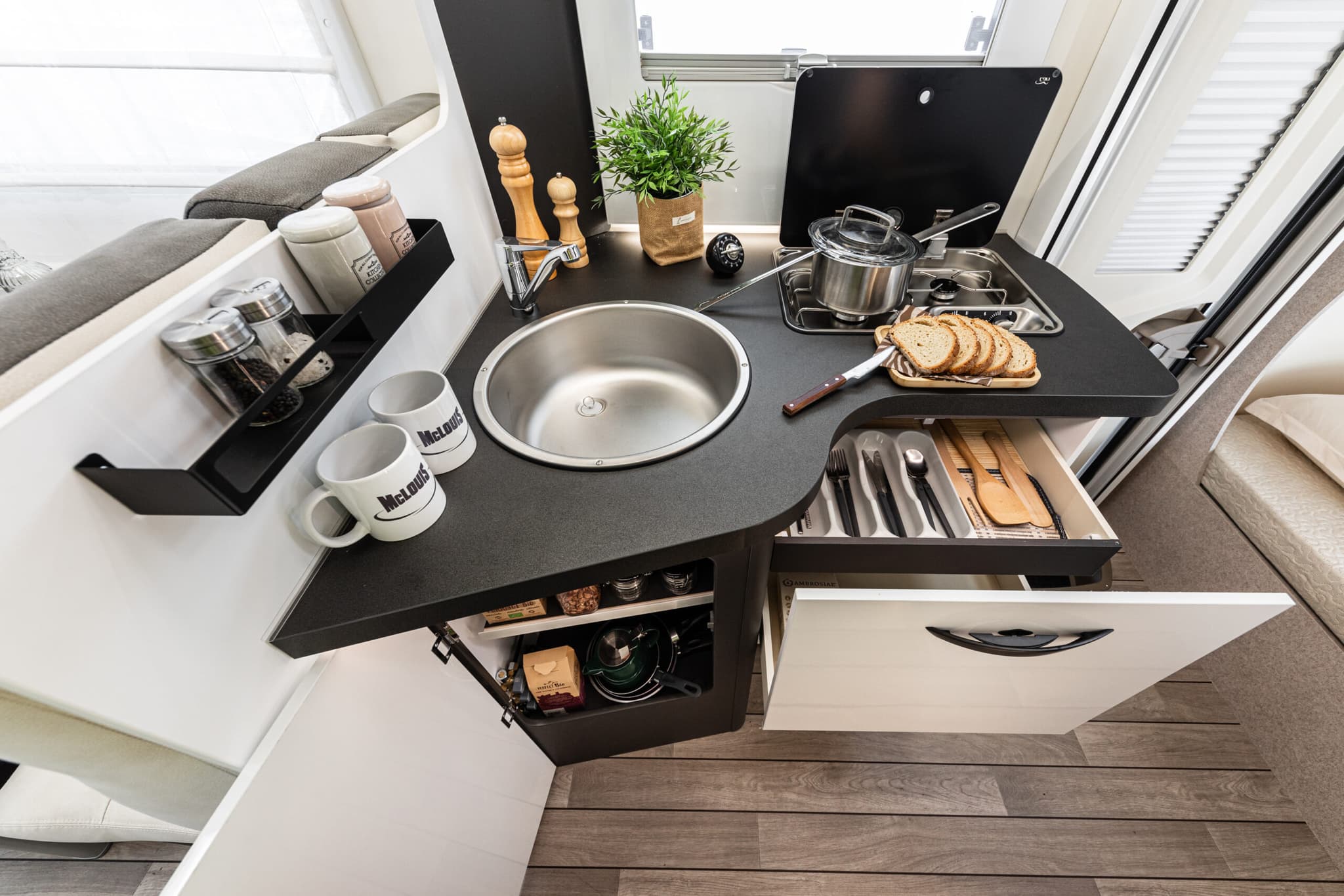 McLouis Glamys 322/2 2026 7-Person Family Motorhome Estonia - at Tabasalu alevik · Harju County from 115 € / day - Picture 4