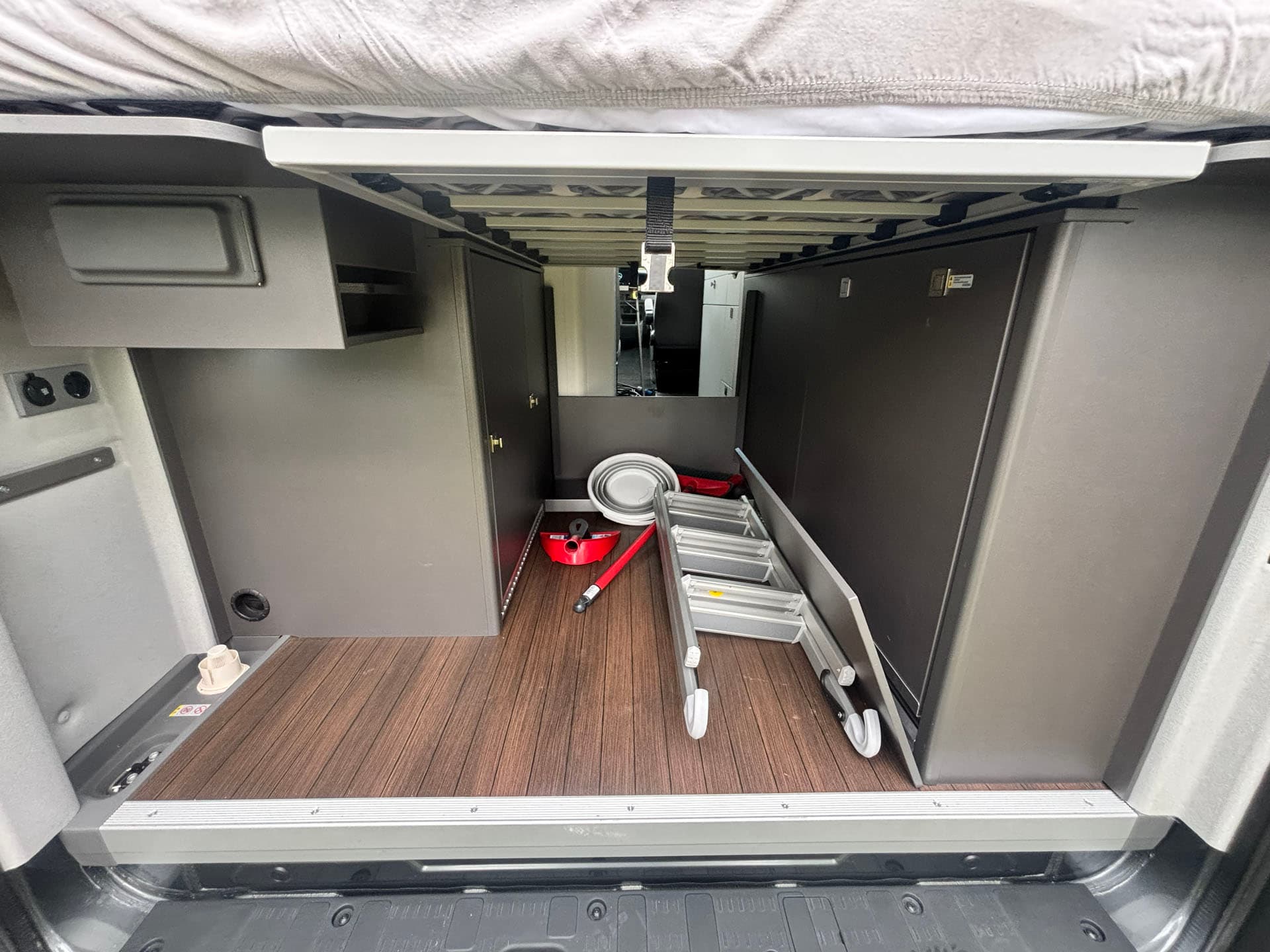 VW Grand California 600 Luxury Campervan Rental Warsaw - at Złotokłos · powiat piaseczyński from €113 / day (490 zł) - Picture 6