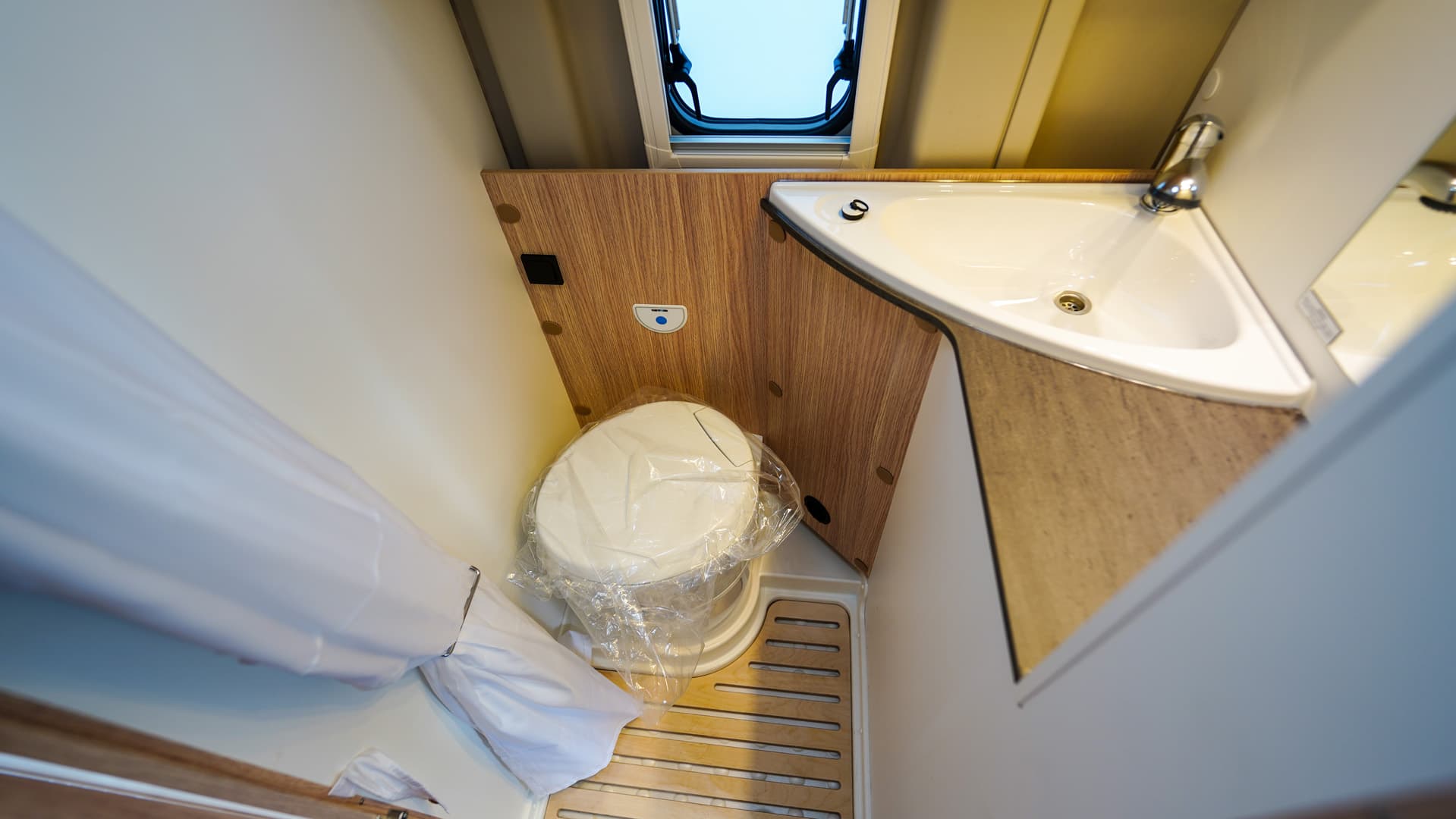 Sunlight Cliff 601 Campervan Rental Warsaw - 4 Berth Manual - at Złotokłos · powiat piaseczyński from €113 / day (490 zł) - Picture 6