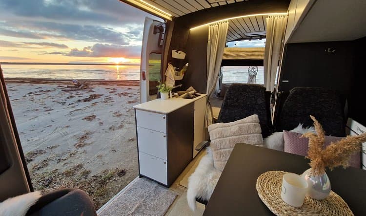 EAZY FAMILY — Camper listing photo